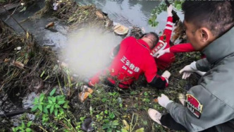 把手机里的钱转给妹妹后，济南一下肢瘫痪中年男子投河身亡