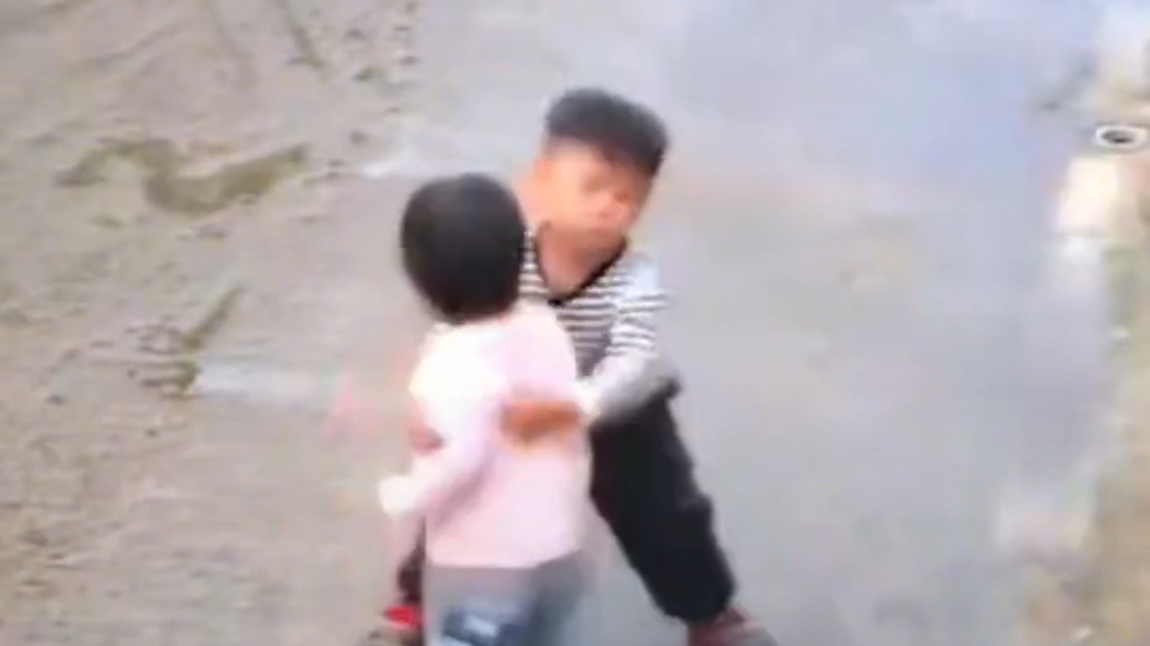 妹妹跑路中間玩耍險被車撞，幸被3歲哥哥“艱難”拽回