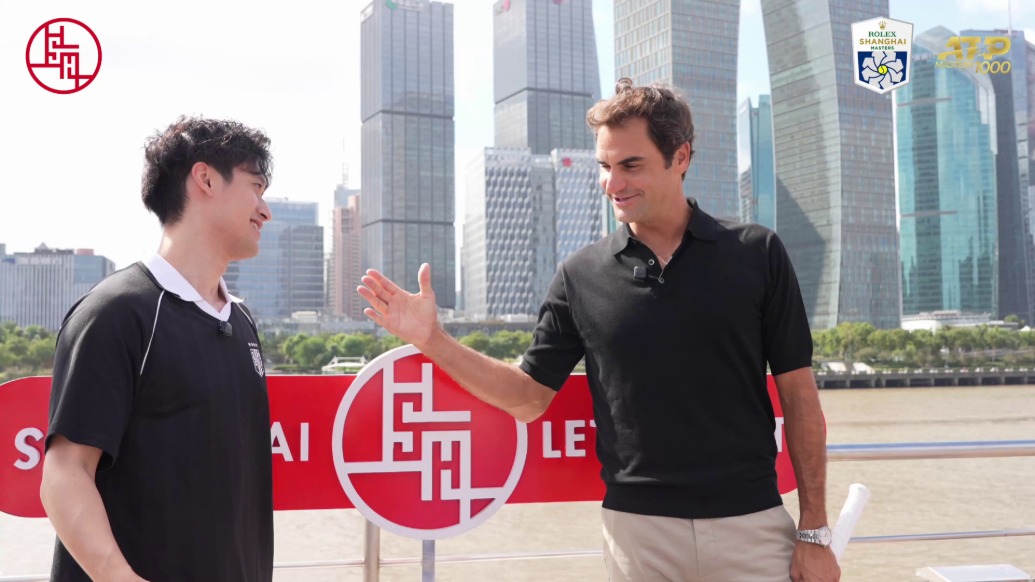 同游黃浦江，費德勒與周冠宇打了場別開生面的網(wǎng)球?qū)Q