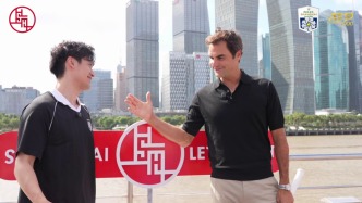 同游黃浦江，費德勒與周冠宇打了場別開生面的網球對決