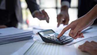 四川泸县回应“镇街拖欠村干部工资”问题：已改由县财政直发