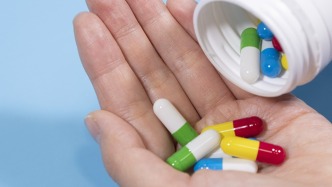 同一藥店同款藥價差兩三倍！法治日報調(diào)查線上線下藥價懸殊現(xiàn)象