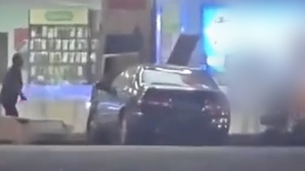 男子醉駕碰撞多車后撞店鋪停下，廣東恩平警方：已刑拘