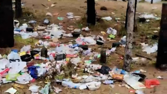 张家口麻田岭垃圾遍地，官方通报：未开发山区游客激增，交通不便只能“手捡背运”式清理