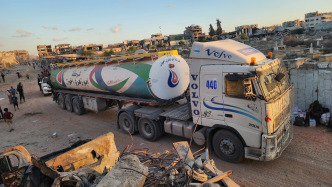 加沙停火·第1現(xiàn)場(chǎng)｜時(shí)隔6個(gè)月，燃料物資卡車首次進(jìn)入加沙