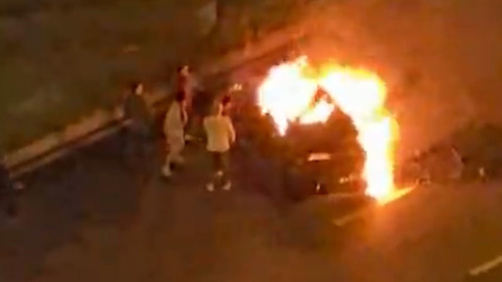 成都一小米汽車高速行駛發(fā)生車禍后起火，多人合力施救無果