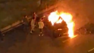 成都一小米汽車高速行駛發(fā)生車禍后起火，多人合力施救無果