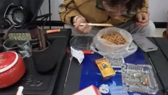 因店主一句“一天了就我一個人”，本欲離開的外賣小哥留下組成臨時“吃飯搭子”