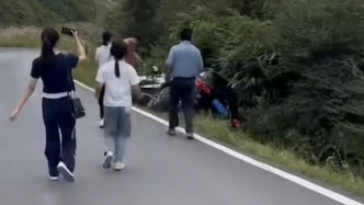 路遇私家車側翻，的哥與乘客聯(lián)手救出車內4人