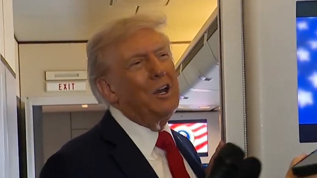 特朗普笑稱自己沒法上天堂：坐在空軍一號，就是“在天堂了吧”