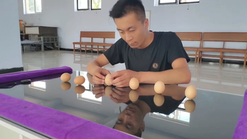 20.67秒立6個雞蛋破吉尼斯世界紀(jì)錄！男子：練平衡術(shù)30年，物品上手就能找到重心