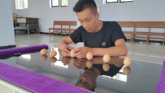 20.67秒立6個雞蛋破吉尼斯世界紀(jì)錄！男子：練平衡術(shù)30年，物品上手就能找到重心