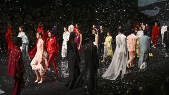 魔都眼｜秀場(chǎng)內(nèi)外彈眼落睛，上海時(shí)裝周讓街拍融入時(shí)尚