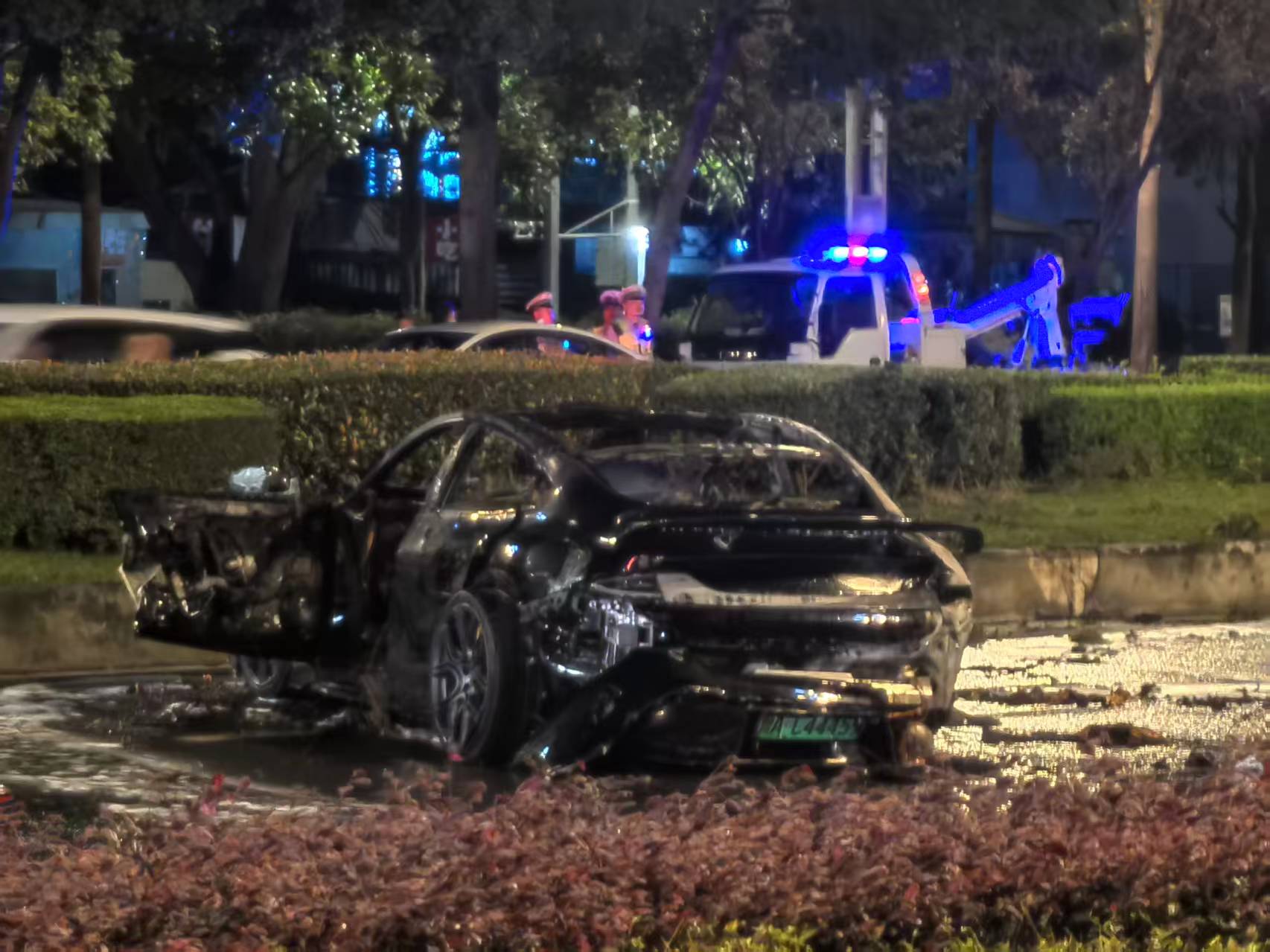 小米SU7碰撞后起火,目击者称多人无法打开车门