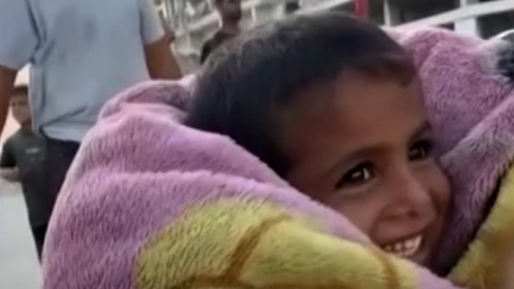 加沙5歲小男孩赤腳踏上回家路：相信家還在