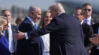 以方人質(zhì)獲釋之際特朗普抵達(dá)以色列，內(nèi)塔尼亞胡親自迎接