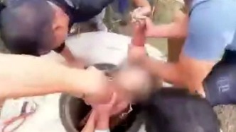 “別害怕，抓緊我”，輔警倒掛救出墜井女孩