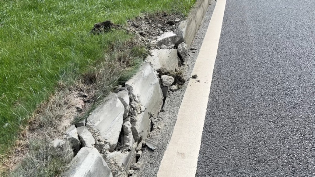 探訪成都一小米SU7碰撞爆燃現(xiàn)場:車輛在綠化帶只留下很窄的碾壓痕跡