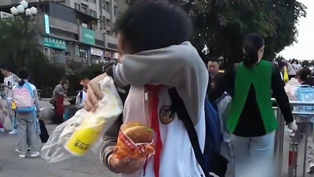 小學(xué)生早餐遭路人撞翻還被兇當(dāng)街淚崩，暖心攤主請(qǐng)他吃漢堡