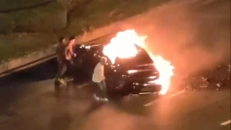 成都小米SU7事故現(xiàn)場(chǎng)救援車(chē)主：車(chē)門(mén)看上去沒(méi)有明顯變形，但就是打不開(kāi)