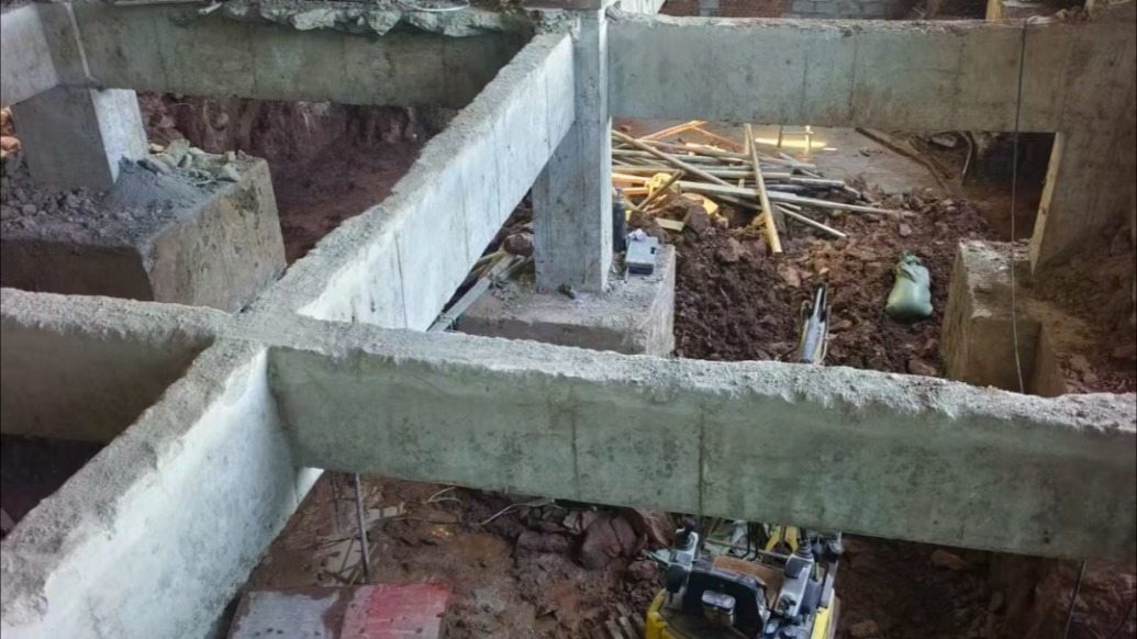 業(yè)主稱有人私挖近三百平地下室樓上32套房屋開(kāi)裂，安徽霍山縣多部門(mén)介入