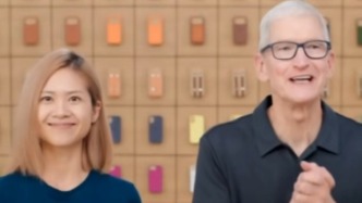 蘋果CEO庫克再訪中國：獲贈“私人定制版”LABUBU，還到蘋果直播間帶了會貨