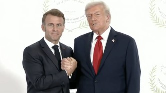 當(dāng)著全世界的面，特朗普與馬克龍上演“掰手腕式”握手