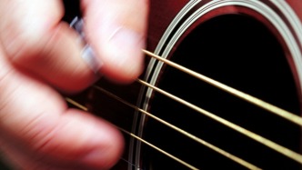 夜讀｜一邊落葉，一邊開花