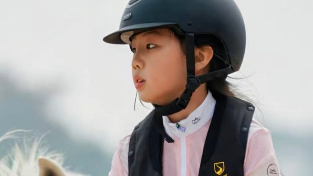 10歲女孩斬獲馬術(shù)冠軍，媽媽：她連手辦都以馬為主