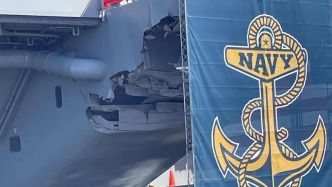 美航母被撞后8個(gè)月未修，海軍基地用巨幅海報(bào)“遮丑”
