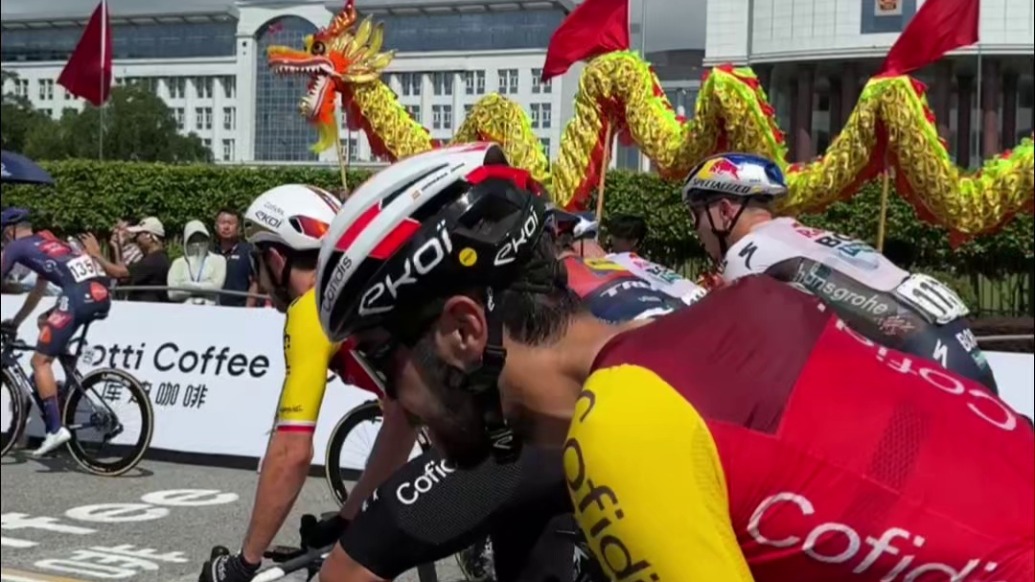 環(huán)廣西自行車賽開賽，在如畫的自然風(fēng)光和城市美景中激烈競速