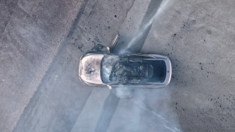 一輛蔚來(lái)ET7轎車(chē)在大理一景區(qū)外起火，一家四口撤離及時(shí)無(wú)傷亡