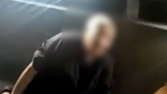 六旬老人高架上爬行，民警：誤上高架后恐高腿軟