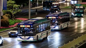 光明日報：建議“公交老年卡高峰期禁用”，能解決問題嗎？