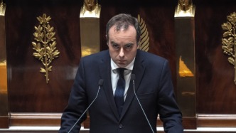 法國(guó)政局持續(xù)動(dòng)蕩：總理“返聘”又面臨彈劾，馬克龍暫停標(biāo)志性養(yǎng)老金改革