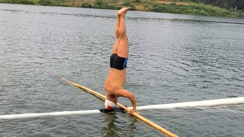 高手在民間！男子“獨(dú)竹漂”上練倒立