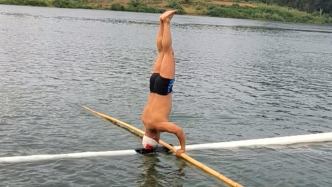 高手在民間！男子“獨竹漂”上練倒立