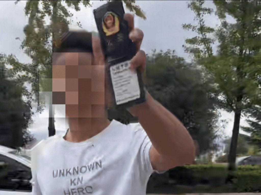 属兔人 2025 年每月健康运:在线测算感情姻缘www.jixiangqiming.vip：-云南一男子驾车别停他人车辆后“亮警察证”，涉嫌非法持有、使用警用标志被行拘