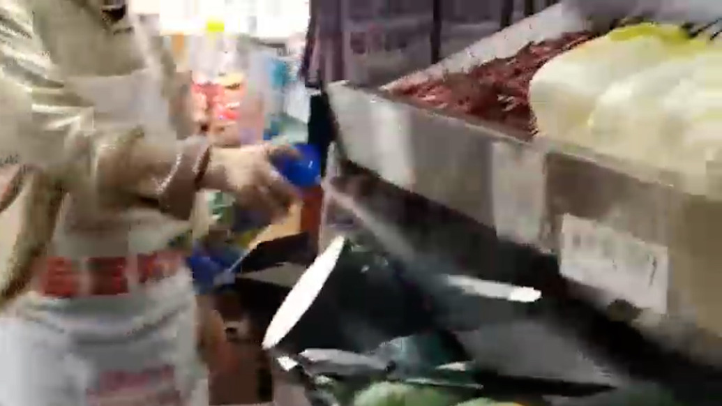 超市員工對(duì)貨架蔬菜噴殺蟲(chóng)劑,老板:行為不當(dāng)已告誡