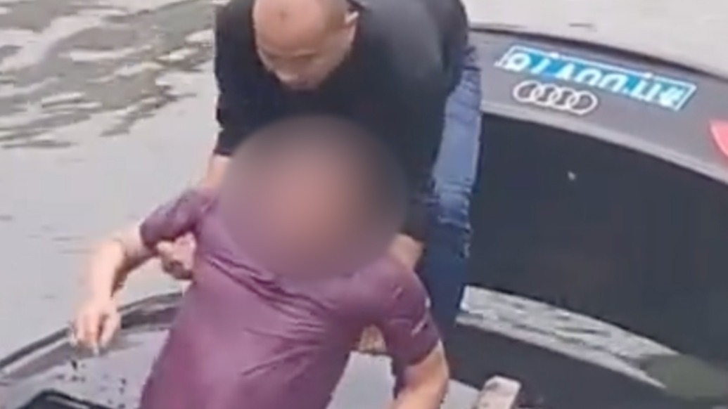 磚頭砸開的是天窗更是生路，泰州退伍軍人勇救落水司機(jī)：作為中國人，就應(yīng)該這樣