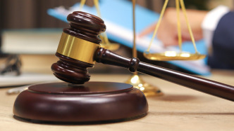 臺(tái)州一男子伙同二人駕車撞死母親騙保，一審兩名主犯被判死刑