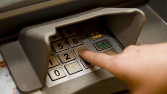 專家釋疑存款“搬家”：本質上是利率機制作用下居民資產的重新配置