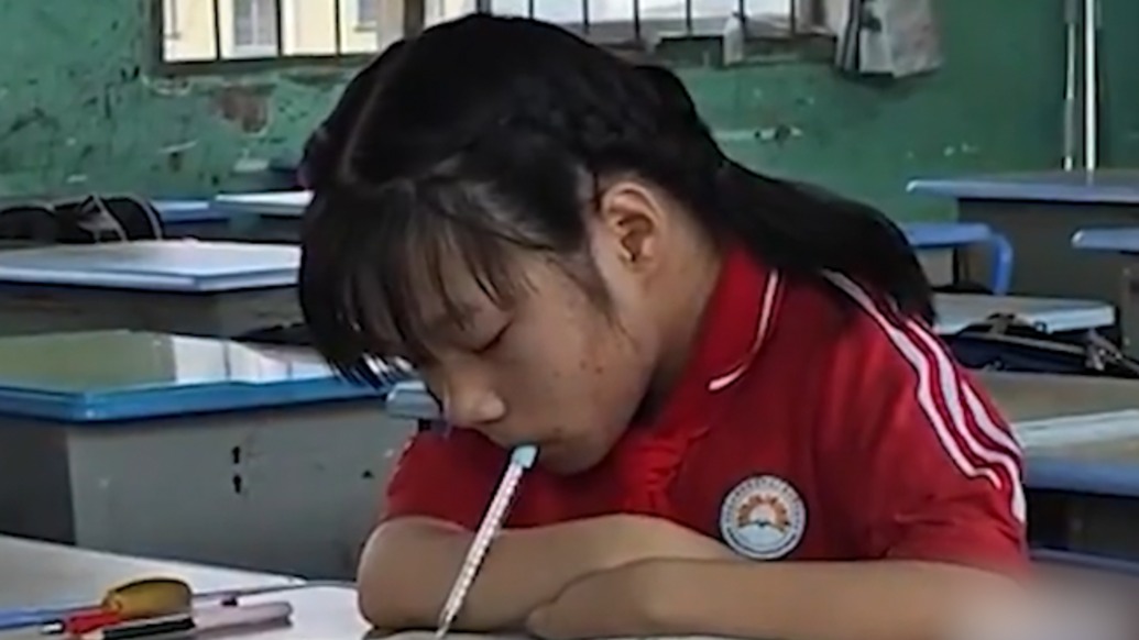 “因为我想上学”,14岁女孩先天四肢畸形用嘴写出工整字迹