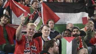 示威者出紅牌，抗議以色列參加世界杯預(yù)選賽