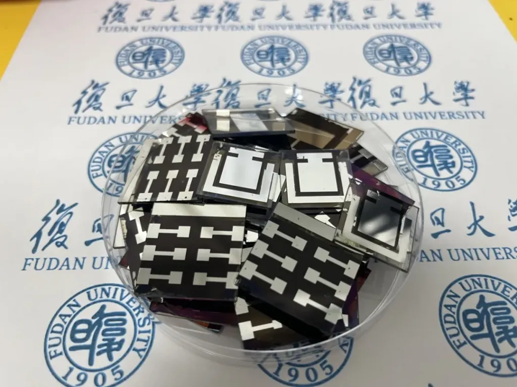男孩取名常用字:童子命-复旦团队造出可告别铅污染的太阳能电池，光电转换效率达17.7%