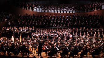 歌声直入云霄！四百余人同台，上海首秀“马勒八”