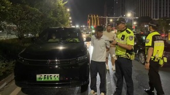 酒后“智駕”也是酒駕，男子酒駕被查時正從駕駛位向后座轉移