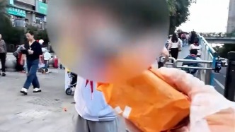 善意有了更多回響，貴陽攤主暖心贈漢堡后，不少市民前往支持生意