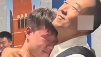 他乡遇故知具象化，巴东原县委书记陈行甲与老乡学子紧紧相拥