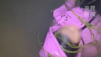 5歲女孩落水后冷靜平躺被救起，上岸第一句話是救我奶奶